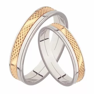 Парные свадебные кольца с насечками и алмазными гранями из красного и белого золота